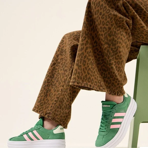 NEW-Adidas Women's Green and Pink Sneakers Size 8 1/2 - Picture 3 of 6